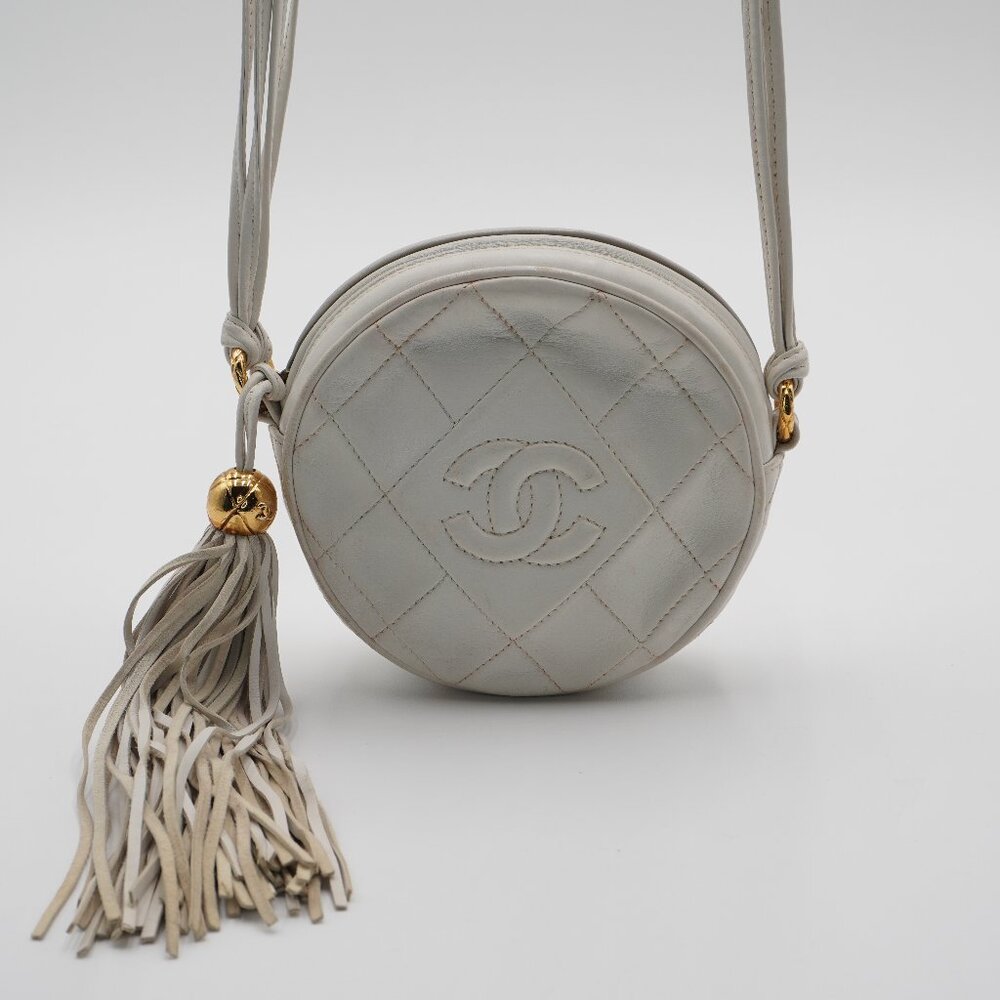 *SOLD* Pre-Owned CHANEL Vintage Round Tassel Crossbody – White Quilted Lambskin